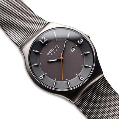 Schrägansicht der Bering Herrenuhr mit Solarfunktion in Silber Slim Design