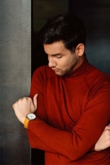 Outfit-watch-man-with-MNMA-men’s watch-biscuit-red Tshirt