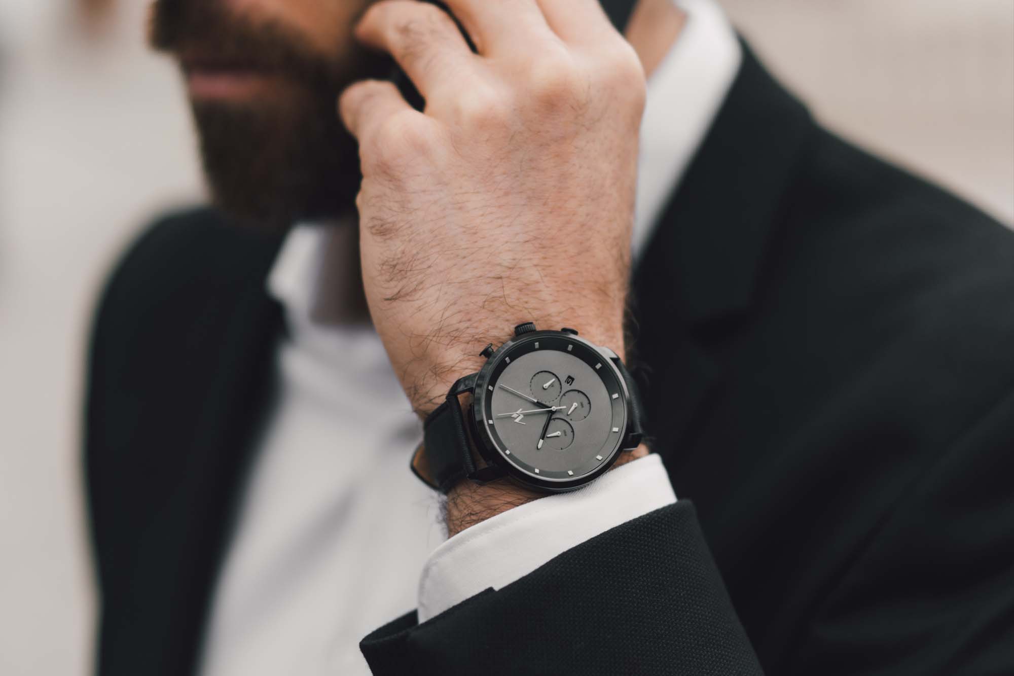Anzug + schwarze  Uhrenkombination